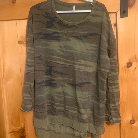 Gently worn, oversized camo print long sleeve - Picture 1 of 2